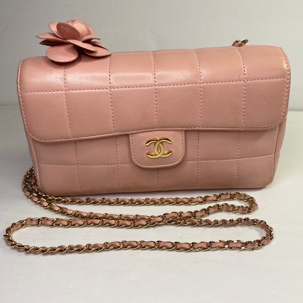 CHANEL Rare Pink Lambskin Single Flap Crossbody - Picture 3 of 16